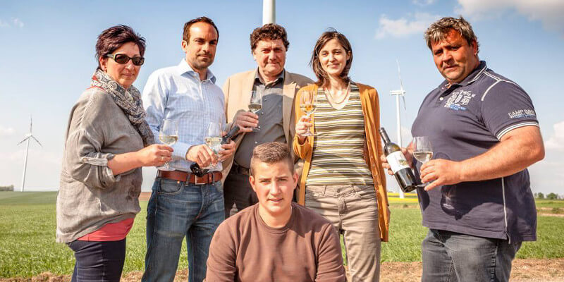 Familie Traxler (links: Johanna, rechts: Franz, unten Mitte: Rafael) gemeinsam Vorstand der Windkraft Simonsfeld AG und ihrem Windradler